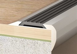 Угол 40*20 0,9  алюм с резин встав (черная) - фото 98552